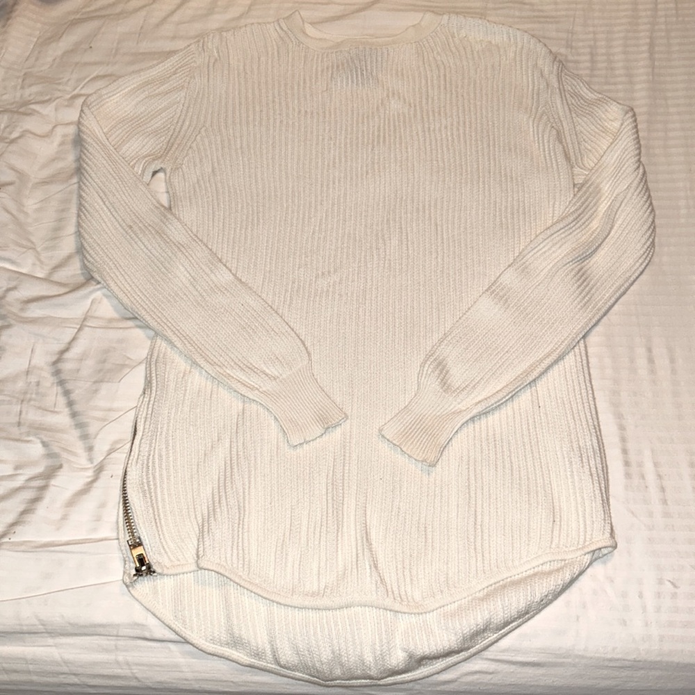 URBAN OUTFITTERS white sweater